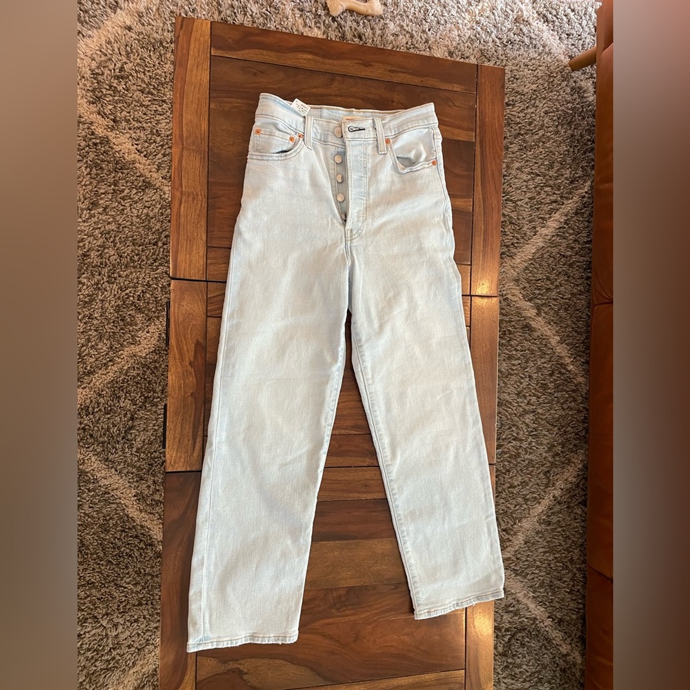 Light Blue Wash Levi’s Ribcage Straight Ankle/Leg jeans